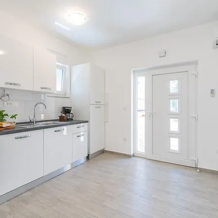 Ujakovic Apartament *