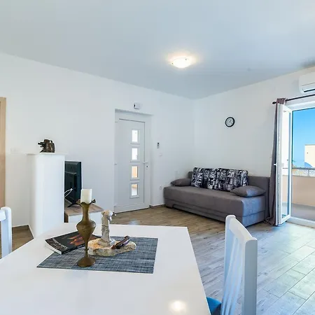 Ujakovic Apartament *