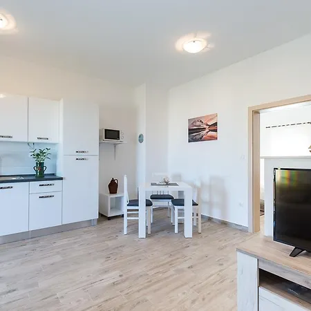 Ujakovic Apartament *